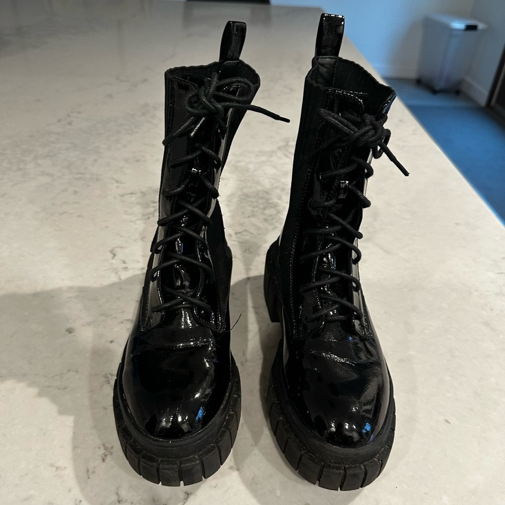 Shiny combat boots size 5, 4UK size it will say on the boot. Runs big